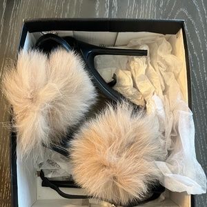 Lilly’s Kloset Boutique fur toe sandal